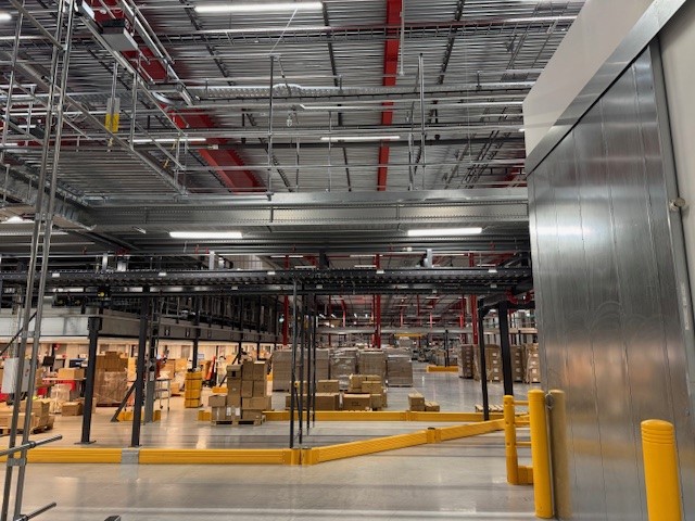 Entresolvloer op maat met stalen constructie, vloerplaten en kolommen in magazijn