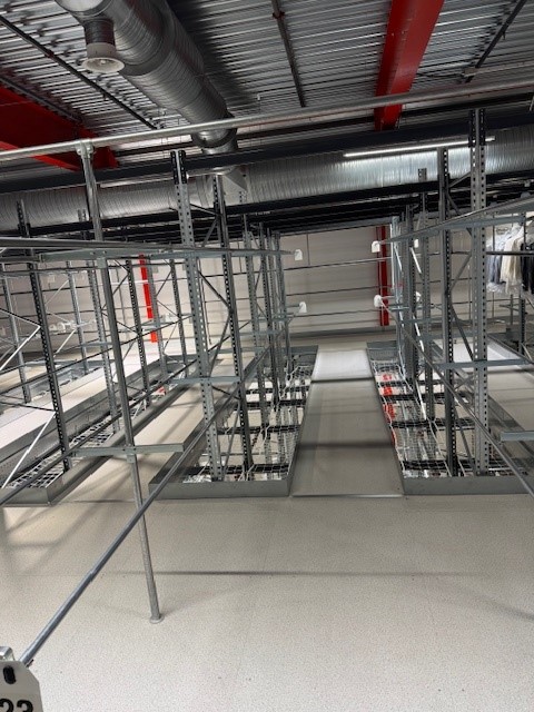 Entresolvloer op maat met stalen constructie, loopbrug en vloerplaten in magazijn