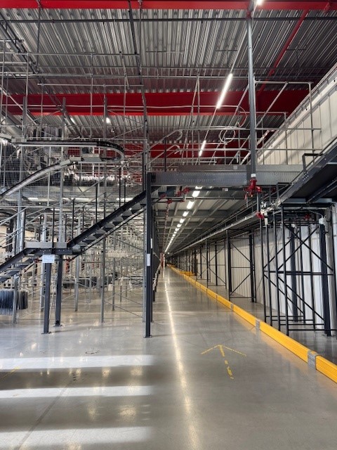 Mezzanine vloer met stalen constructie, trap en vloerplaten op maat voor magazijn