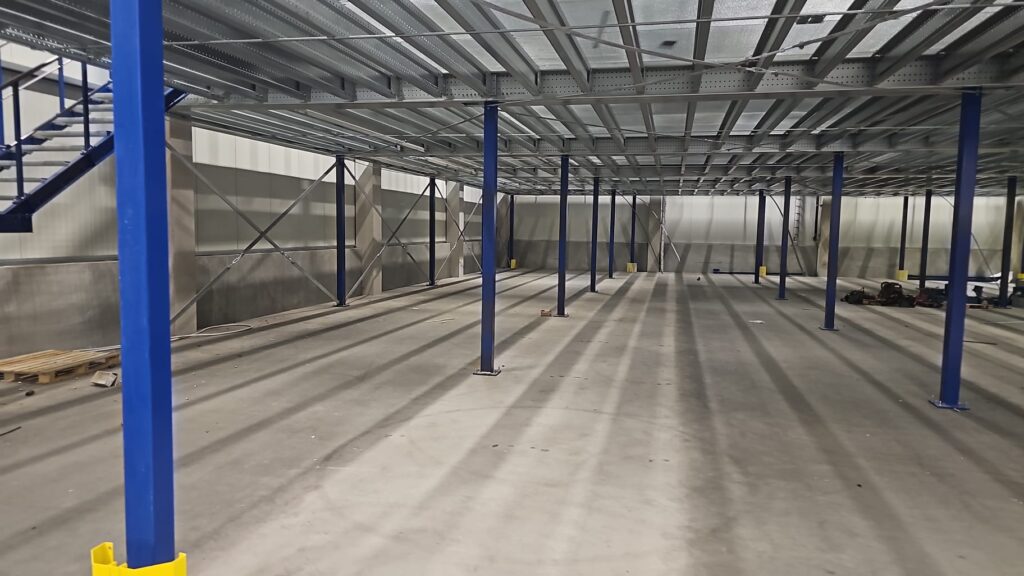Entresolvloer op maat met stalen kolommen, stalen vloerplaten en trap in bedrijfshal