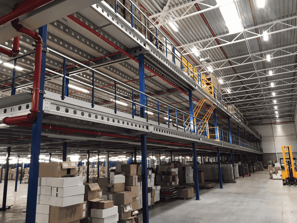 Mezzanine vloer met stalen constructie, trap en leuningen op maat voor magazijn