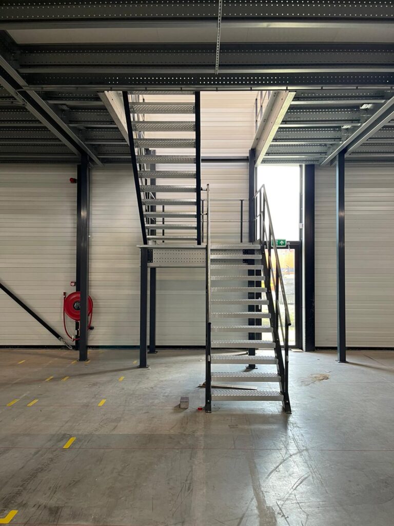 Entresol op maat met stalen constructie en trap in bedrijfshal