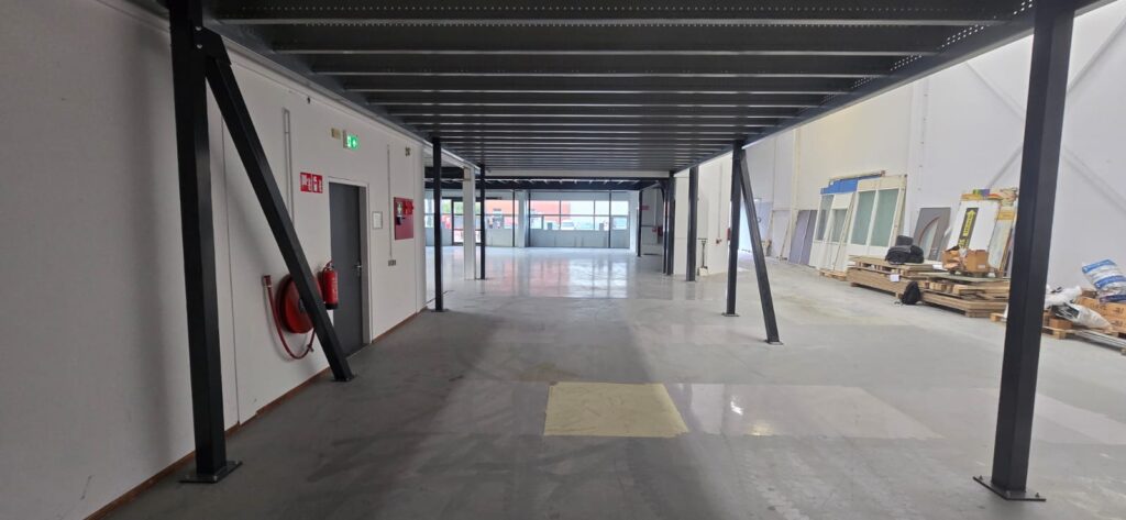 Tussenvloer op maat met stalen constructie en kolommen en vloerplaten in grote bedrijfshal