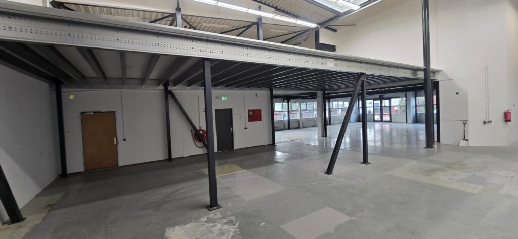 Tussenvloer op maat stalen constructie met kolommen en vloerplaten in bedrijfshal