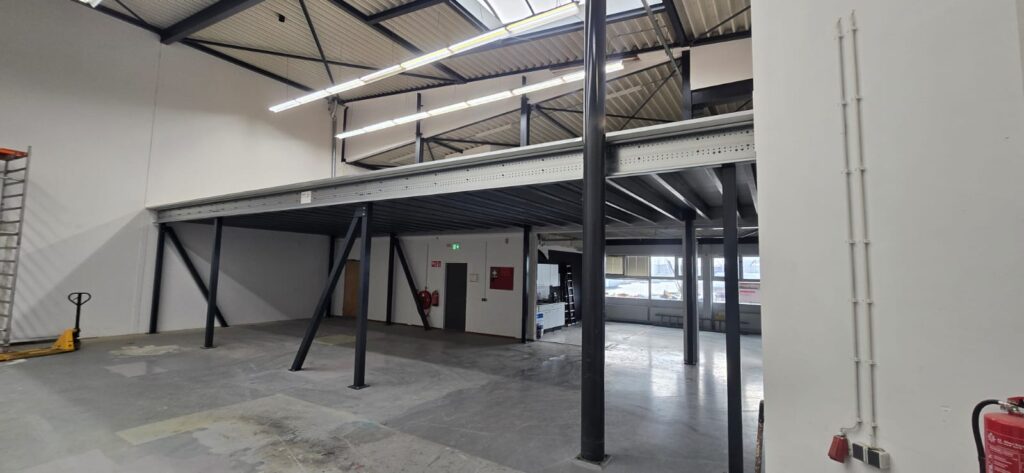 Mezzanine vloer op maat met stalen constructie, kolommen en vloerplaten in bedrijfshal